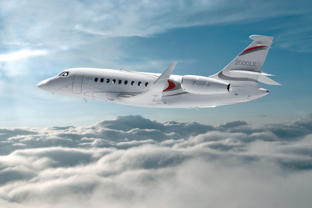Dassault Aviation Falcon 2000 business jet in flight